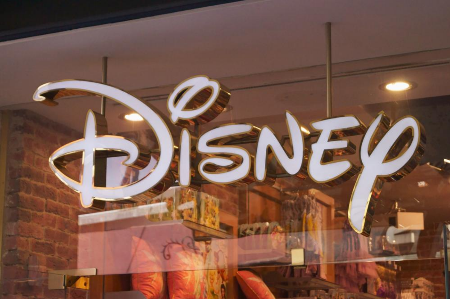 Disney company. Компания Дисней. Рекламные компании Дисней. Уолт Дисней Компани. Disney Корпорация.